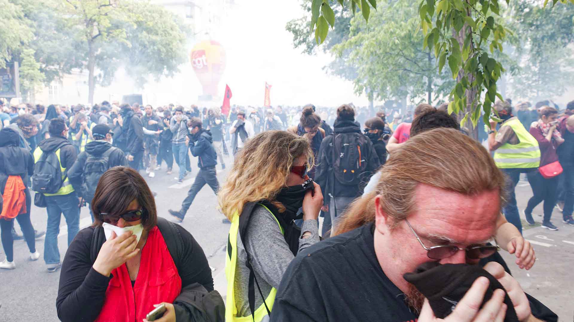 Manifestation des gilets jaunes le 1er Mai  2019, Gaz lacrymogène sur les manifestantss 